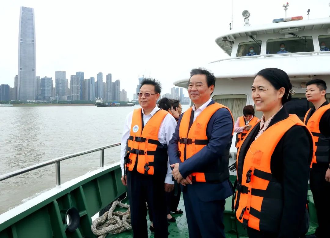 調研組乘坐漁政執法船巡視長江禁捕工作情況。
