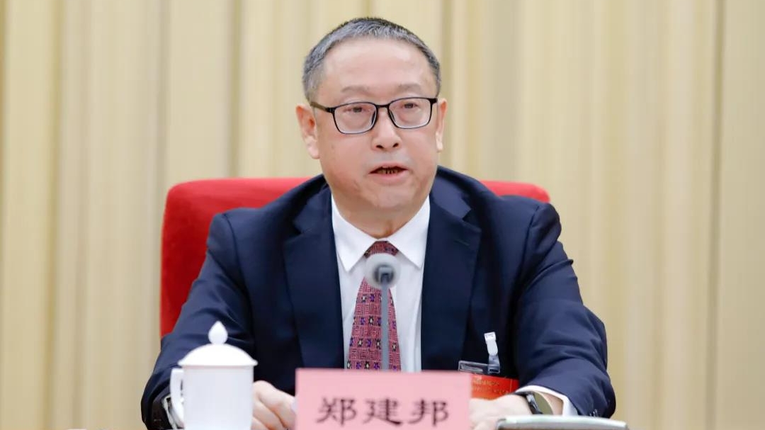 全國人大常委會副委員長、民革中央主席鄭建邦代表民革第十四屆中央常務(wù)委員會作工作報告