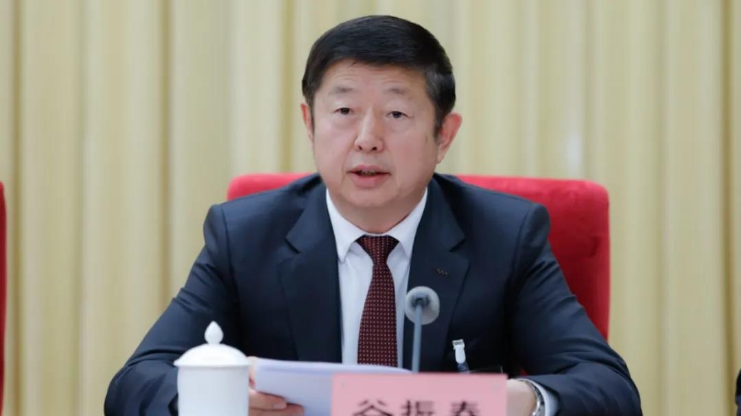 民革中央副主席、民革中央內(nèi)部監(jiān)督委員會主任谷振春代表民革第十四屆中央內(nèi)部監(jiān)督委員會作工作報告